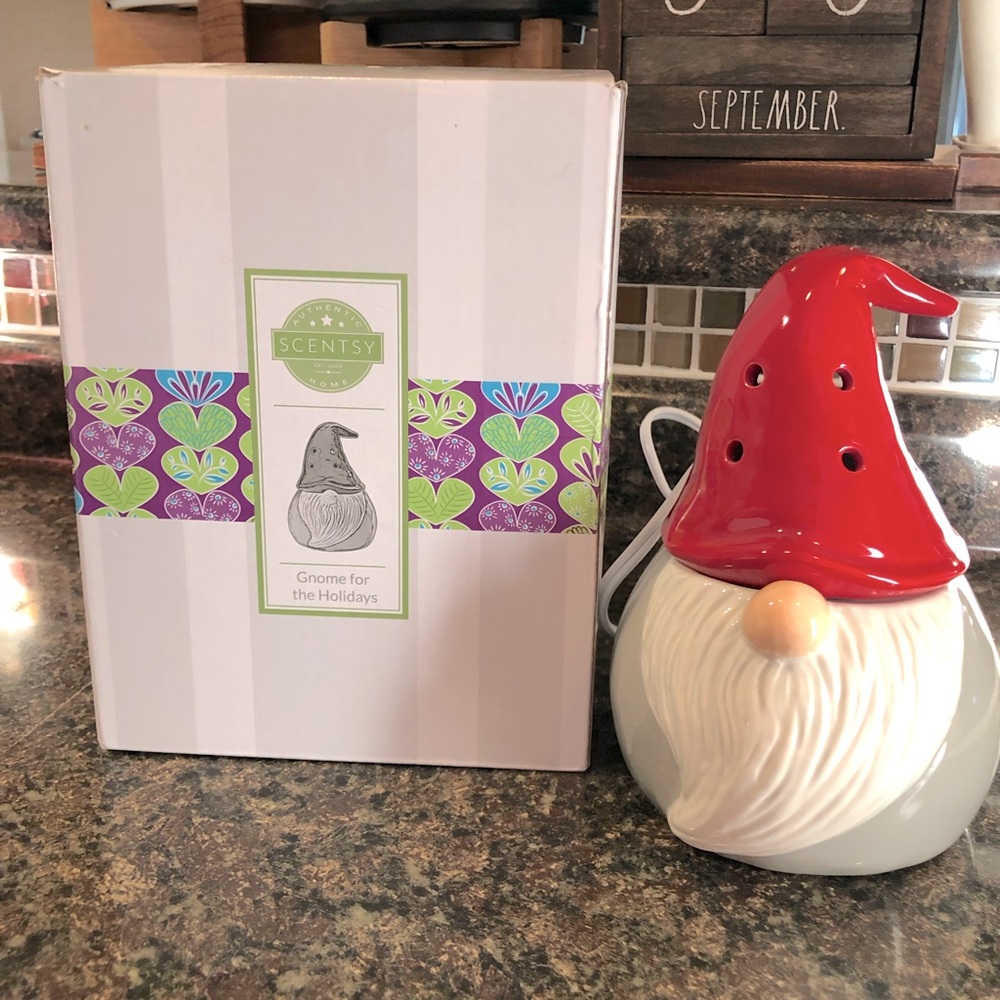 NIB Scentsy Gnome for the Holidays Element Warmer